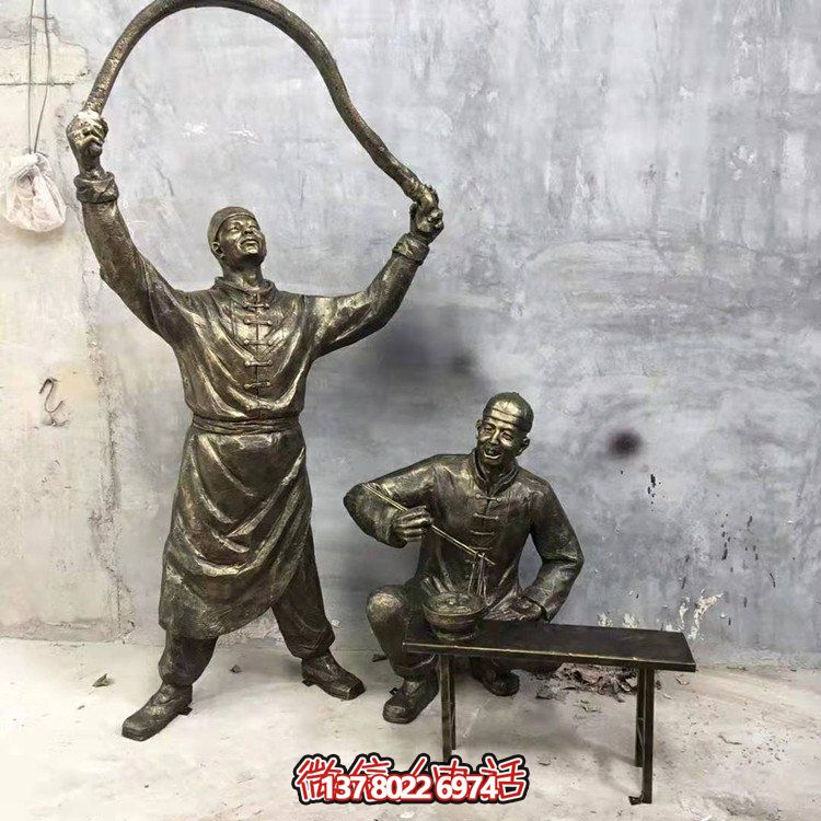 仿銅人物雕塑，裝點現(xiàn)代城市街道