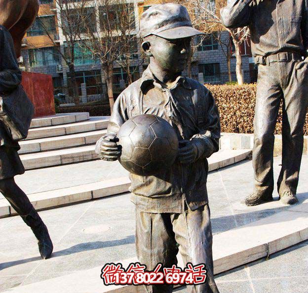 鑄銅雕塑，點綴小學廣場，傳遞小學生足球精神