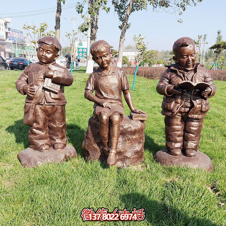 解放時(shí)期小孩子的銅雕背書包看書小學(xué)生