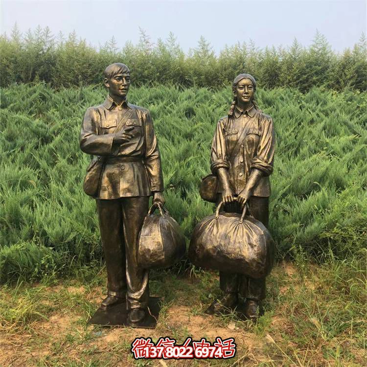 手工雕刻民俗小品，玻璃鋼仿銅人物拿行李的車站裝飾品