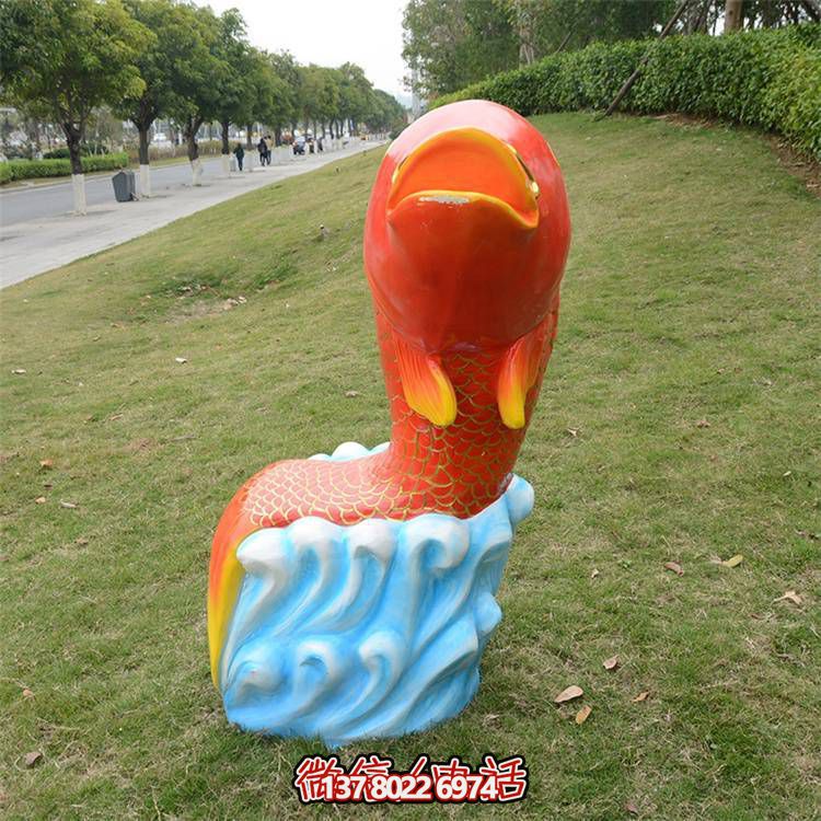 卡通玻璃鋼鯉魚雕塑，點綴游樂園園林