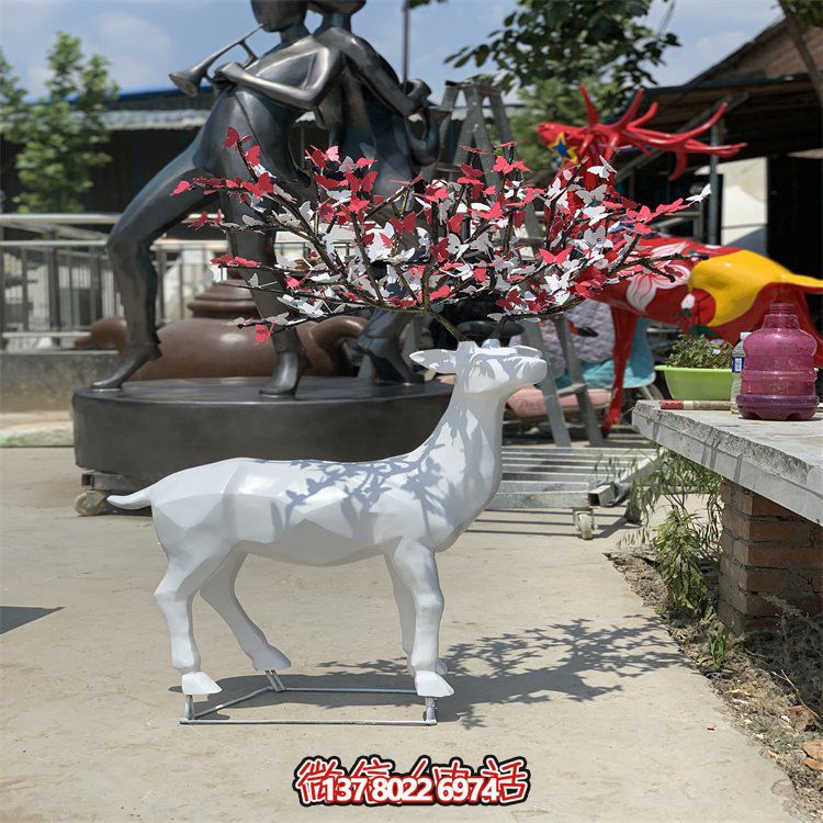 不銹鋼梅花鹿雕塑，點綴校園景觀