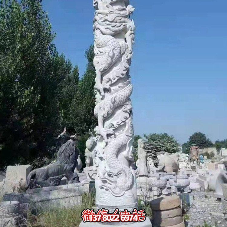 仿古石雕龍柱雕塑，為廣場增添古典魅力
