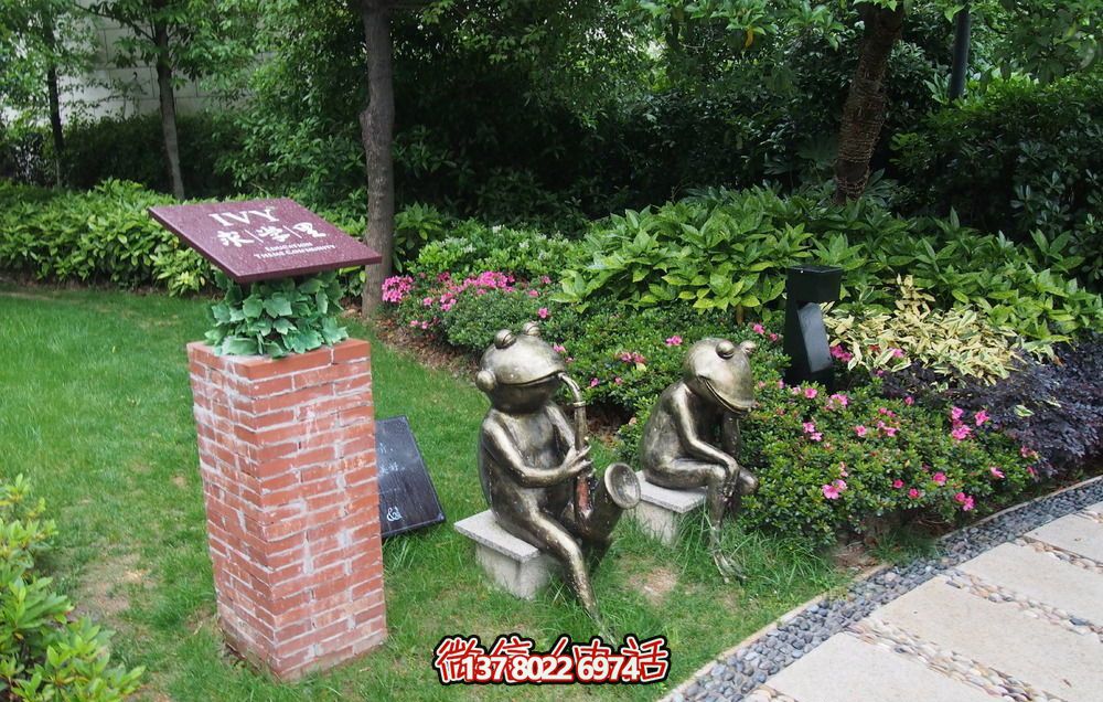 唯美青蛙雕塑，用不銹鋼增添公園景色