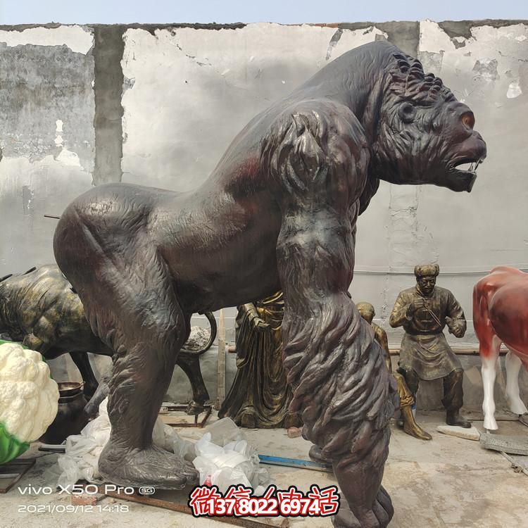 仿真玻璃鋼大猩猩雕塑，給游樂園帶來(lái)新的樂趣