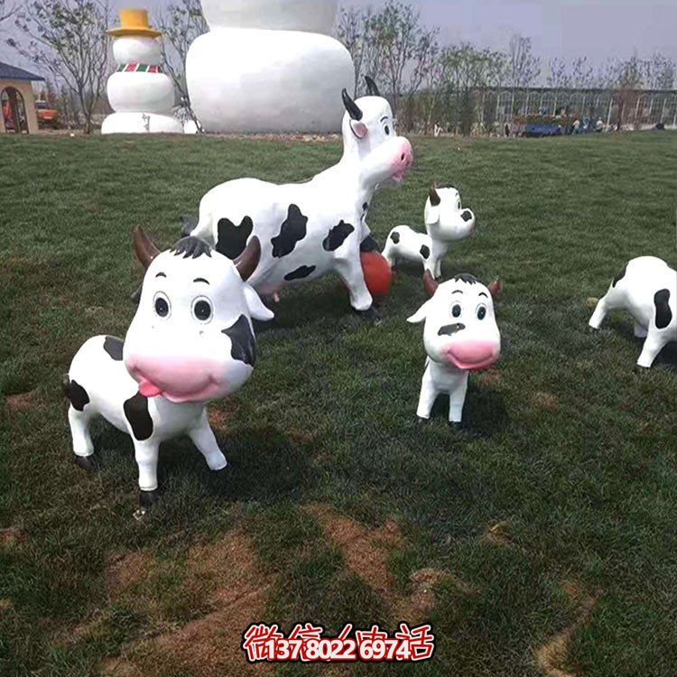 可愛(ài)小奶牛玻璃鋼雕塑，為戶外園林景觀增添獨(dú)特魅力