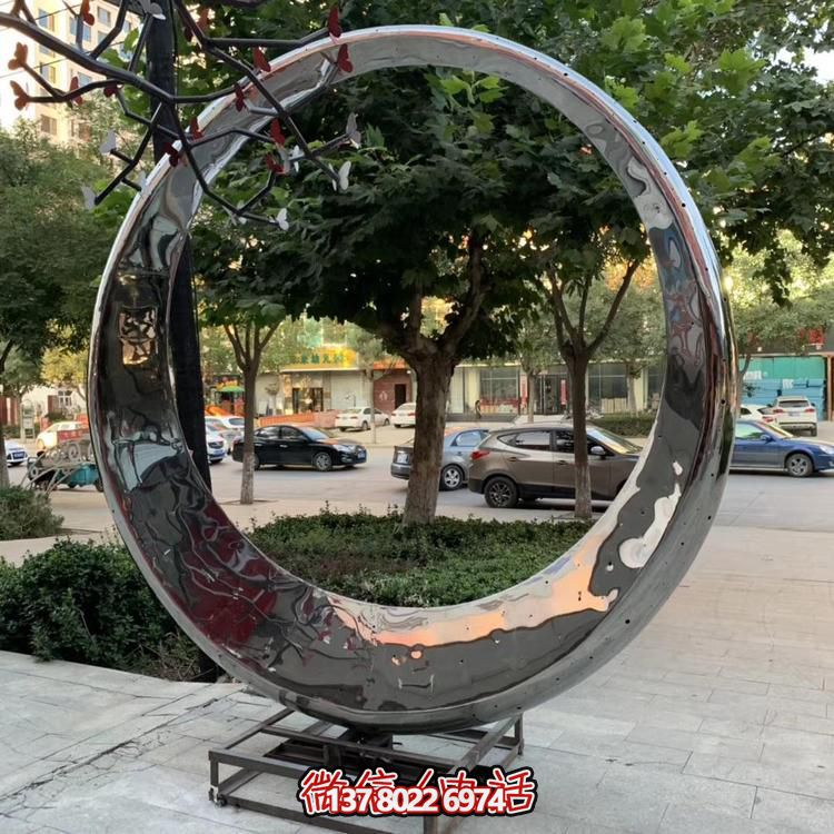 高級不銹鋼鏡面拋光圓環(huán)噴泉，為酒店會所戶外景觀雕塑增添絢麗色彩