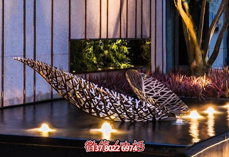 不銹鋼樹葉鏤空雕塑，給戶外和酒店環(huán)境帶來優(yōu)雅氣息