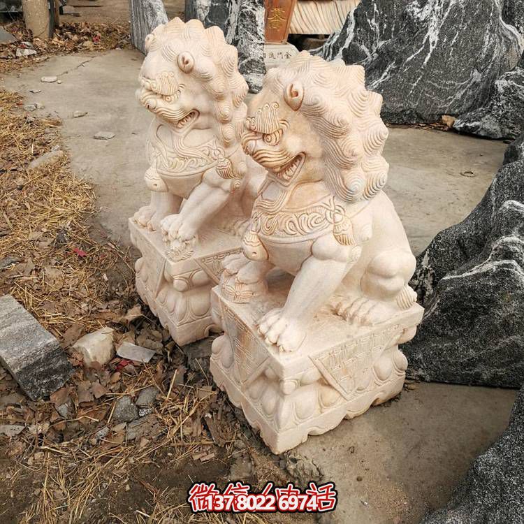 精美大理石雕刻石獅子，為酒店門口添彩晚霞紅
