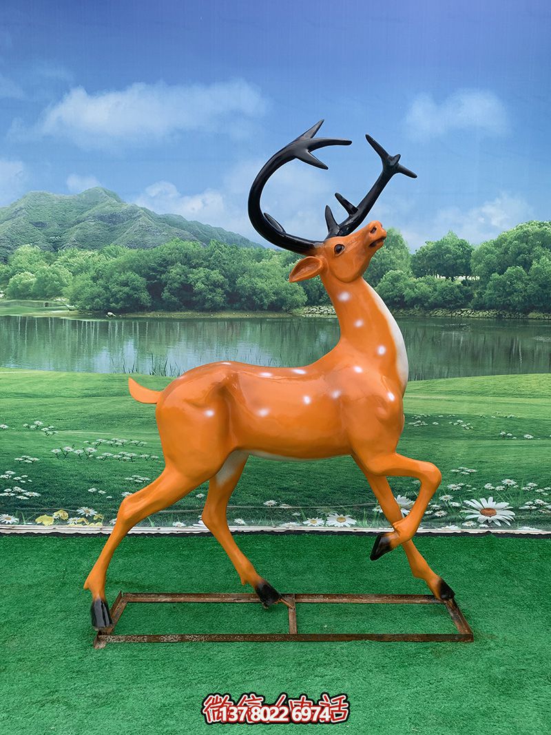 彩繪玻璃鋼雕塑梅花鹿——行走抬頭，點綴廣場街道