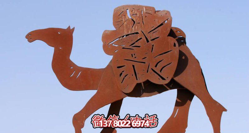 不銹鋼駱駝剪紙雕塑，點綴街道邊行走