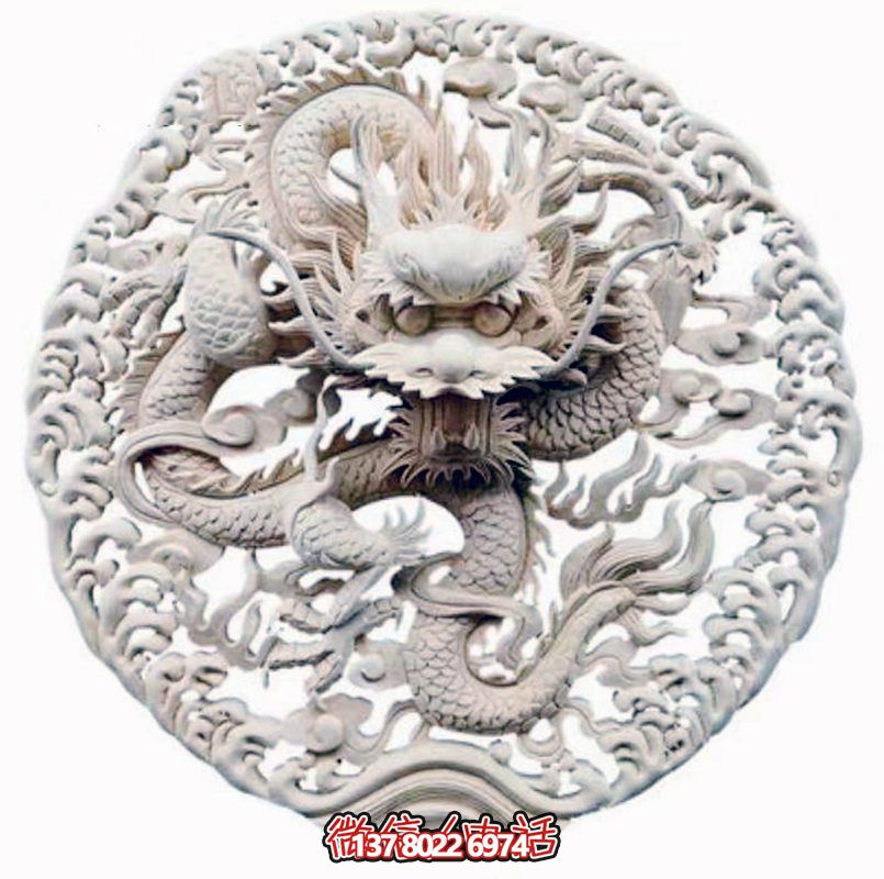 精美龍紋浮雕裝飾大門，點綴祠堂大門口