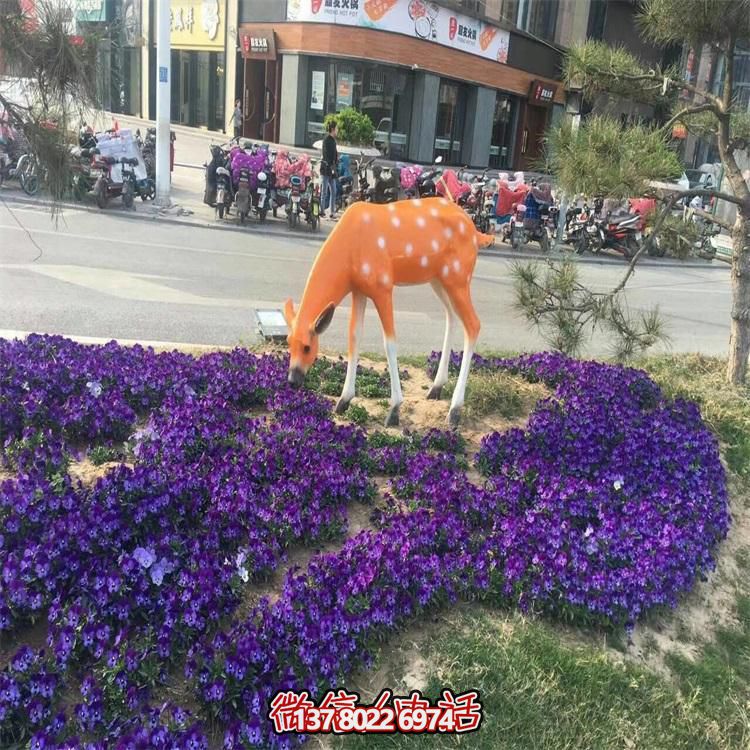 仿真鹿雕塑，在草叢中擺放，玻璃鋼打造