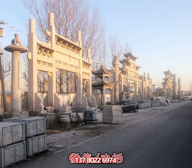 大理石門牌樓，點(diǎn)綴村莊入口