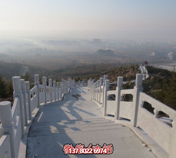 精致石雕護(hù)欄，漢白玉青石欄板點(diǎn)綴天然風(fēng)情