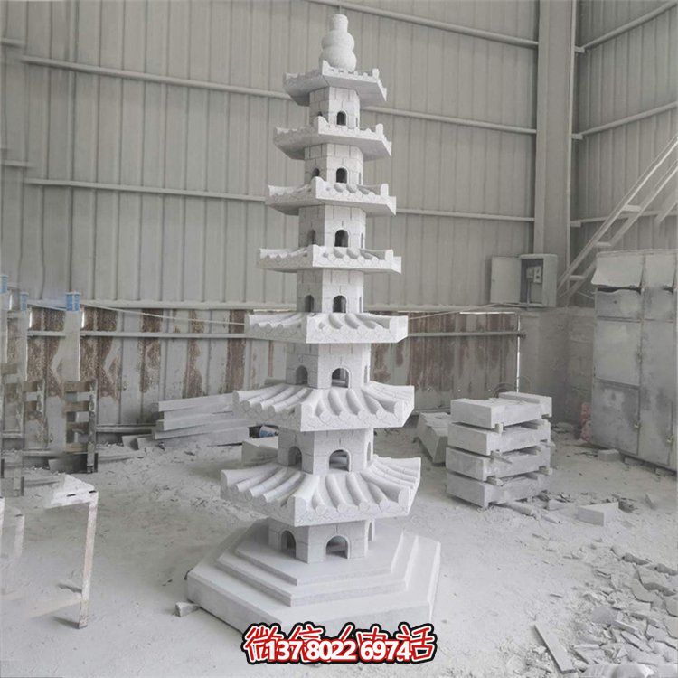 天然青石多層石佛塔，雕刻精美，為寺廟擺放