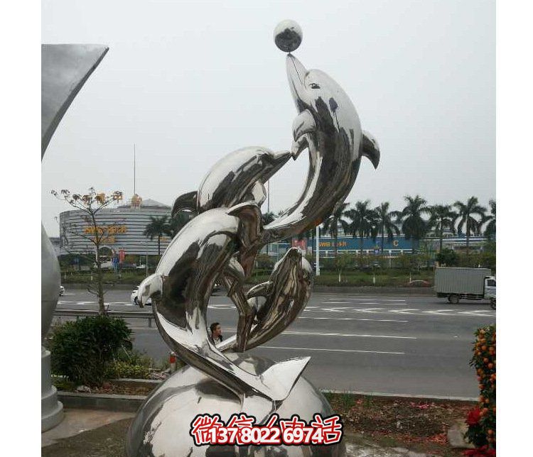 不銹鋼海豚球雕塑——讓街道上的孩子們玩耍樂(lè)趣與美感兼具
