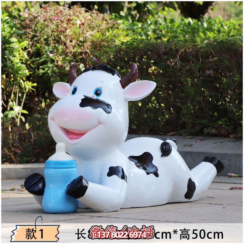 玻璃鋼牛雕塑，為幼兒園的幼兒們趴著喝奶更添樂趣