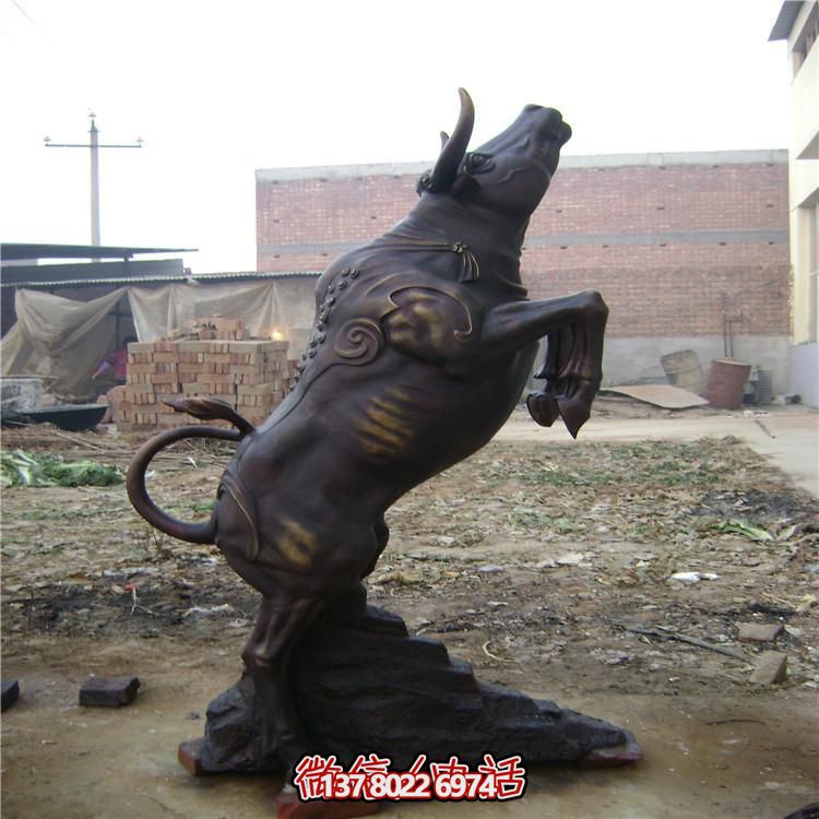 牛年奮進雕塑，玻璃鋼仿銅戶外景區(qū)農(nóng)耕積極雕塑