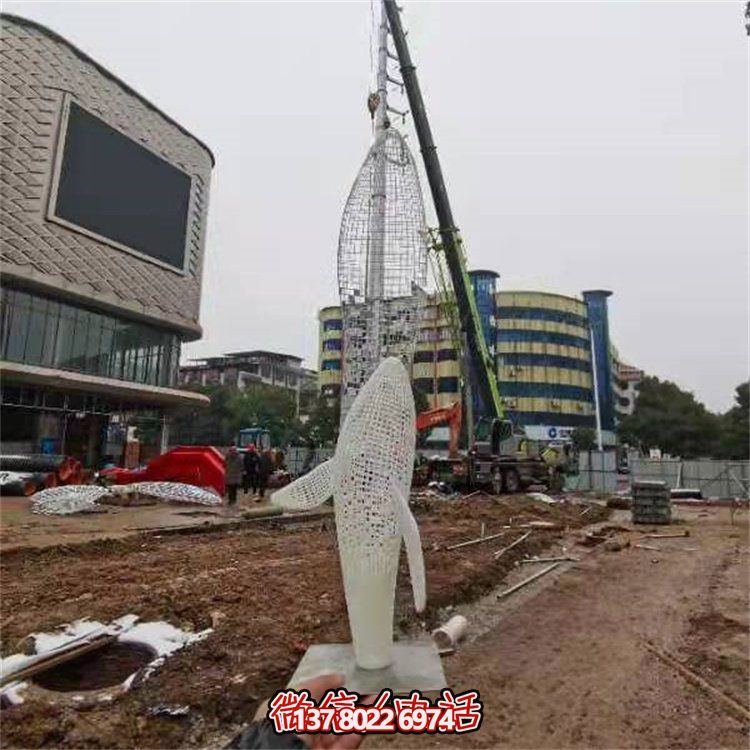 不銹鋼創(chuàng)意鏤空鯨魚雕塑，點綴園林景觀