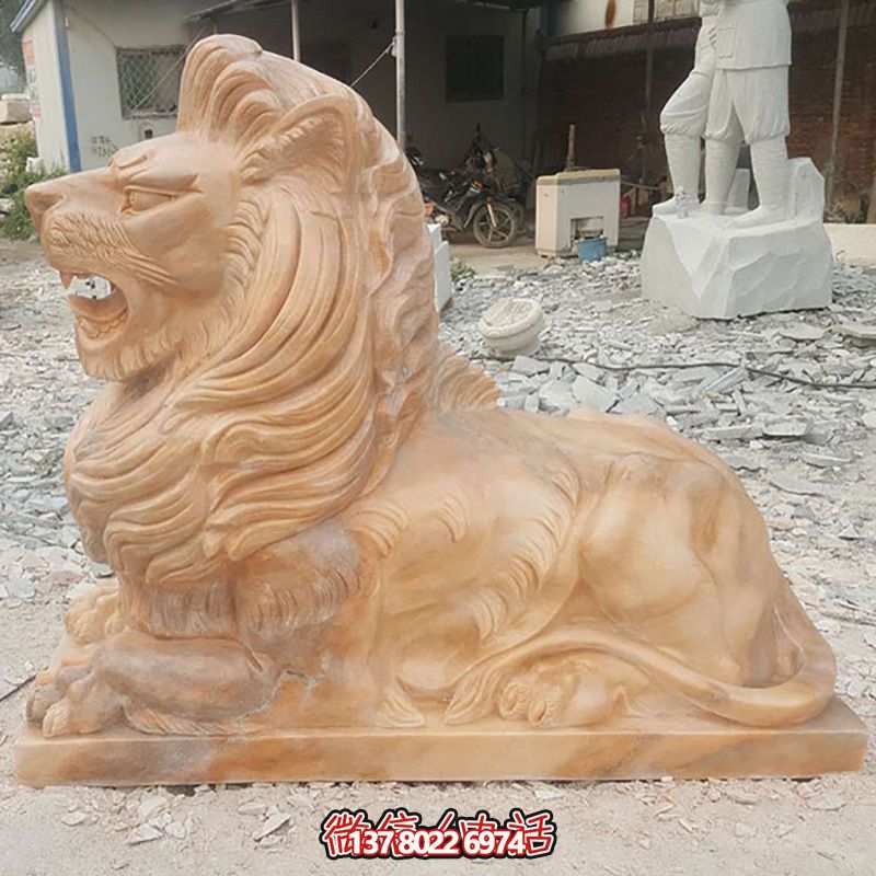 兇猛獅子紅石雕臥著雕塑，為公園景區(qū)添彩晚霞之美