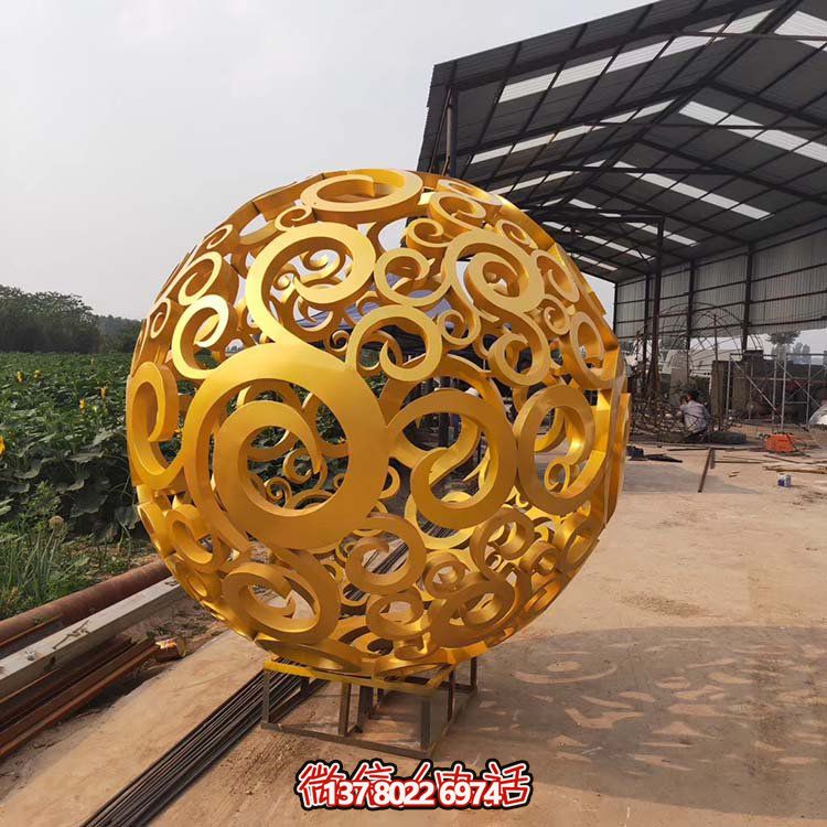 大型不銹鋼鏤空球雕塑，為園林景觀增添靈動之美