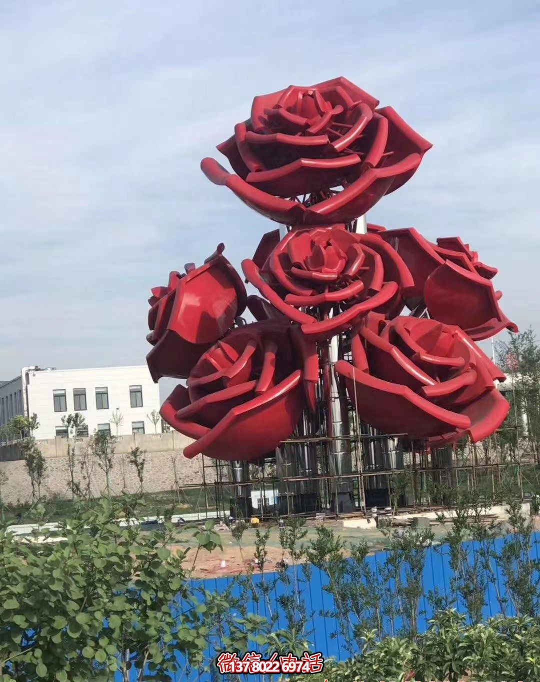 紅色玫瑰不銹鋼創(chuàng)意雕塑——美化廣場，增添驚喜