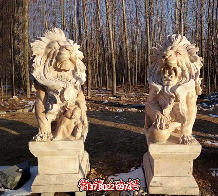 紅色獅子雕塑，欣賞絕美晚霞