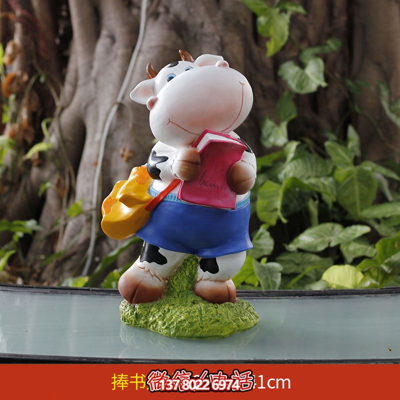 玻璃鋼雕塑牛，伴你一起看書(shū)，營(yíng)造完美草坪