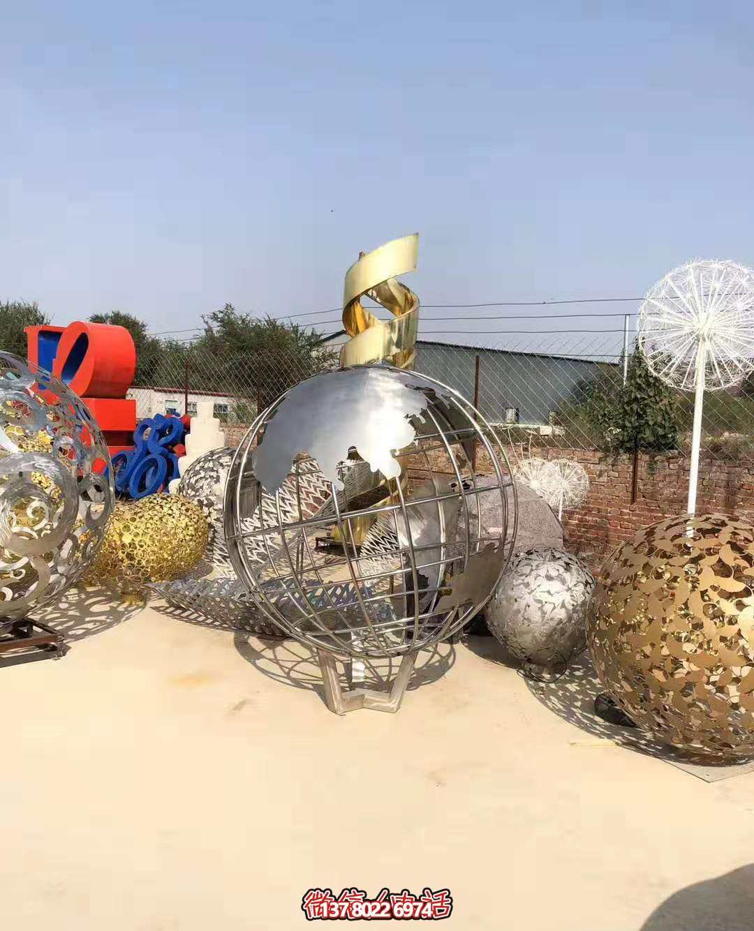 不銹鋼拋光地球儀雕塑，營造公園游樂場氛圍