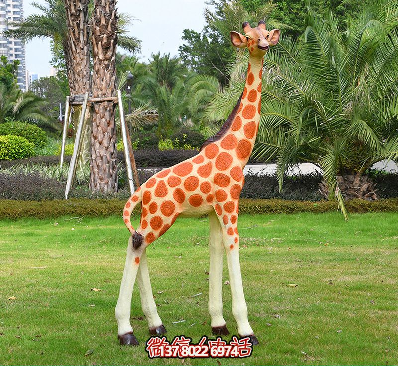 藝術(shù)化玻璃鋼仿真大型長(zhǎng)頸鹿雕塑，點(diǎn)綴綠色草坪，讓公園更加美觀