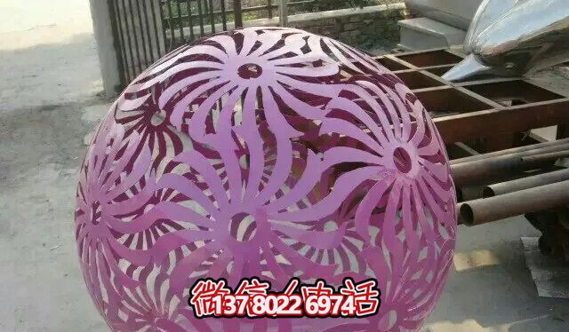 紫色不銹鋼鏤空球雕塑，為花園增添精彩