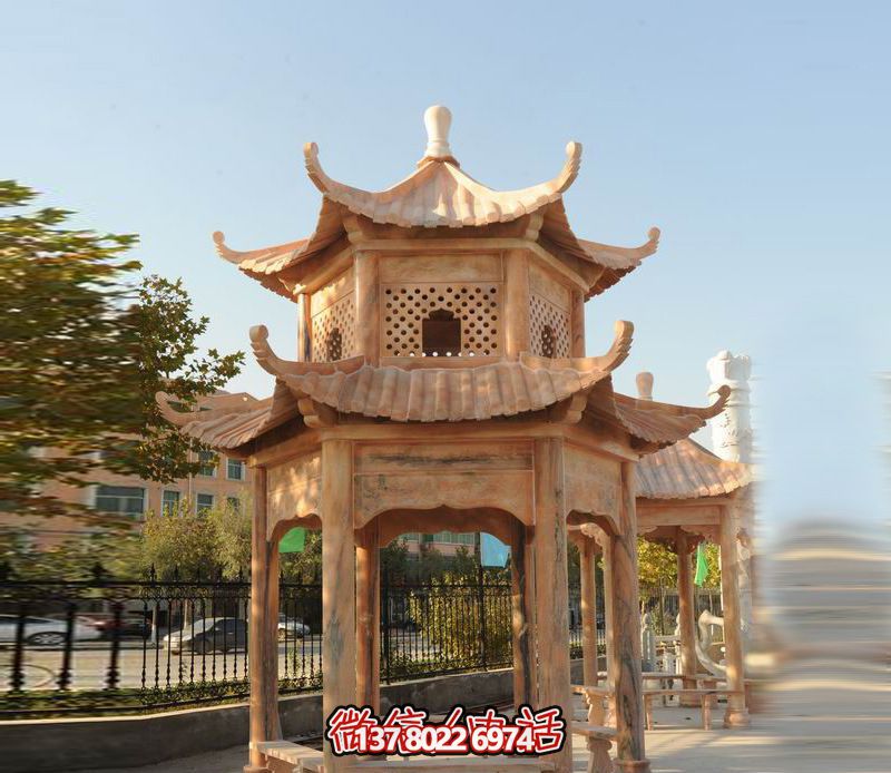 雙層涼亭，讓晚霞紅彩點綴庭院