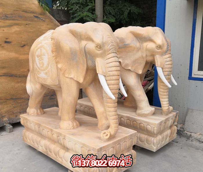 紅色庭院一抹晚霞，一個石雕大象雕塑