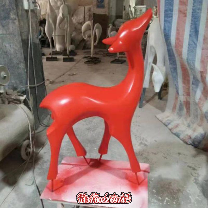 玻璃鋼制紅色梅花鹿雕塑，裝點別墅小區(qū)精致美觀
