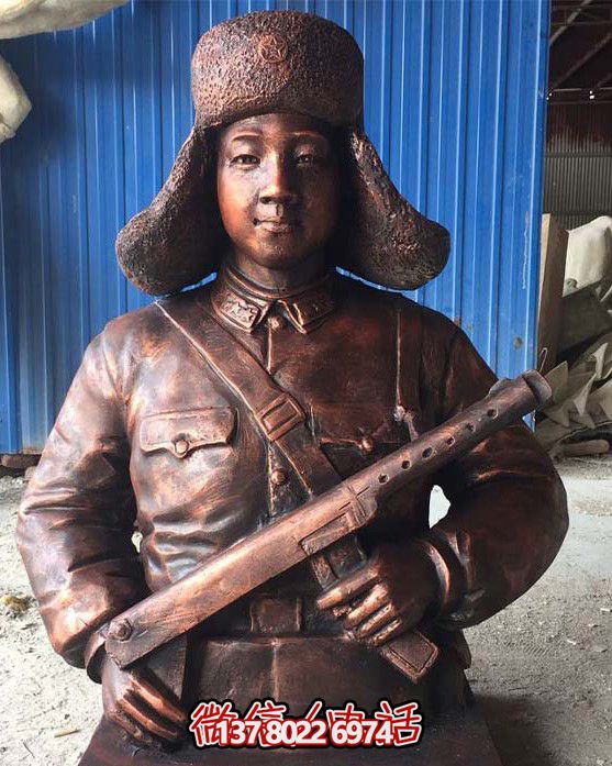 不銹鋼仿銅雷鋒持槍雕塑，現(xiàn)代雷鋒屹立于戶外景區(qū)