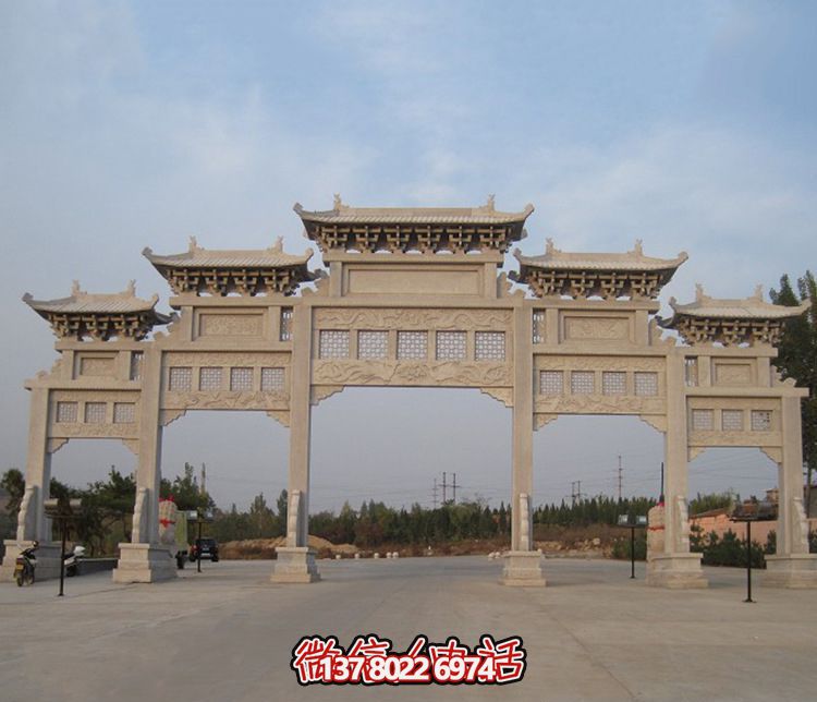 精美大型鏤空牌樓石雕，為公園廣場增添美麗色彩