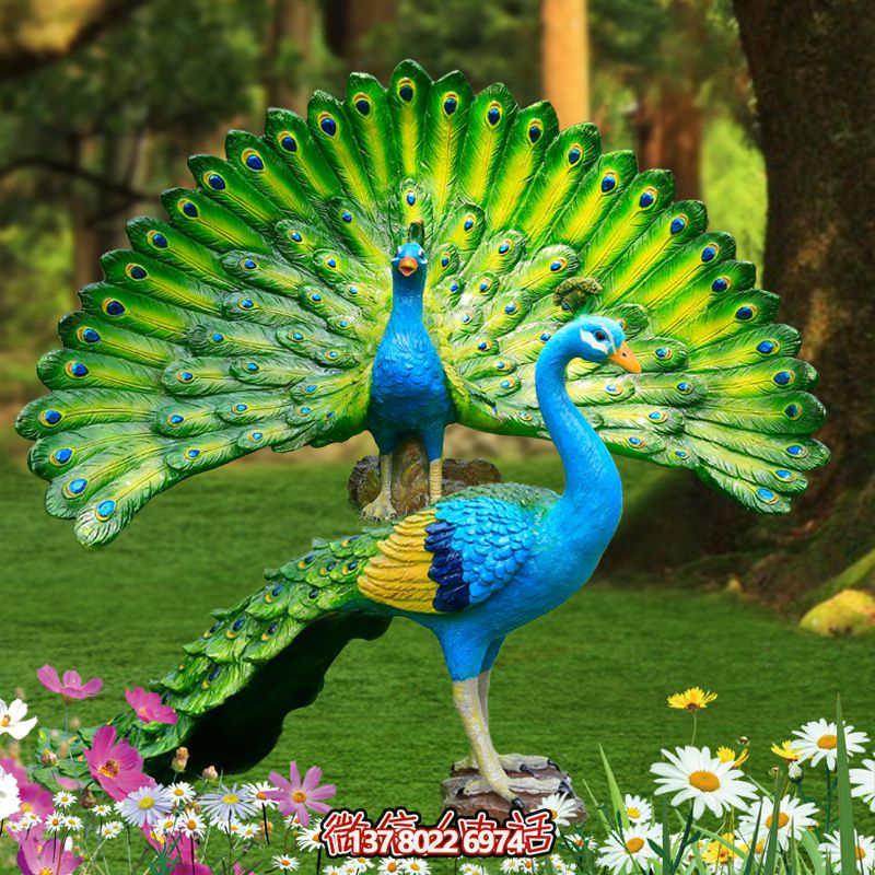 玻璃鋼彩繪孔雀雕塑，為公園草地增添靈動(dòng)之美