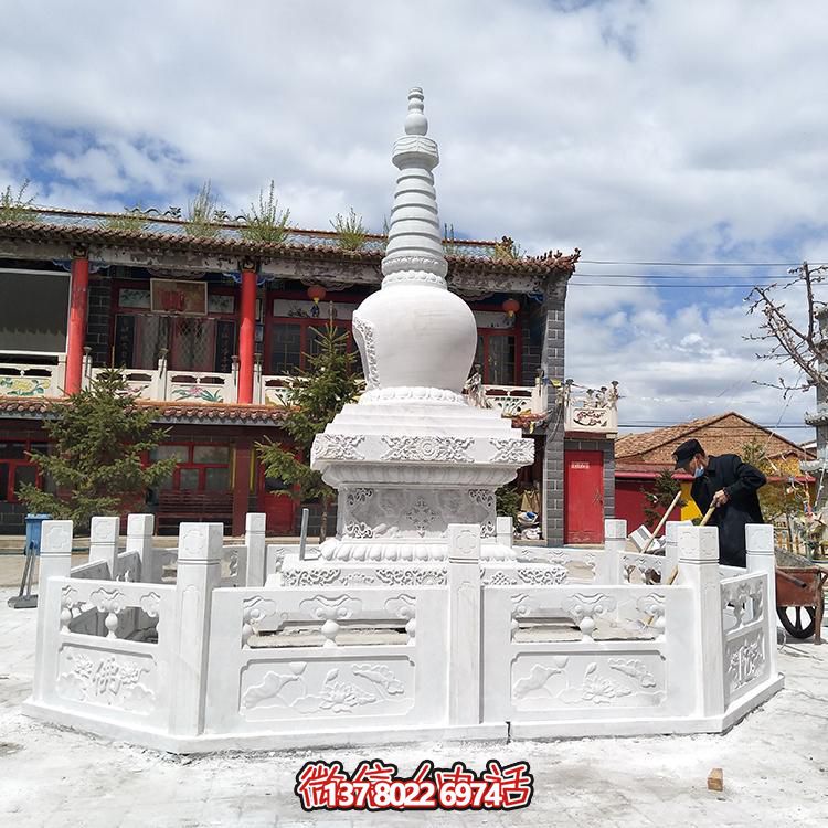 大型石雕舍利塔，宗教寺廟裝置