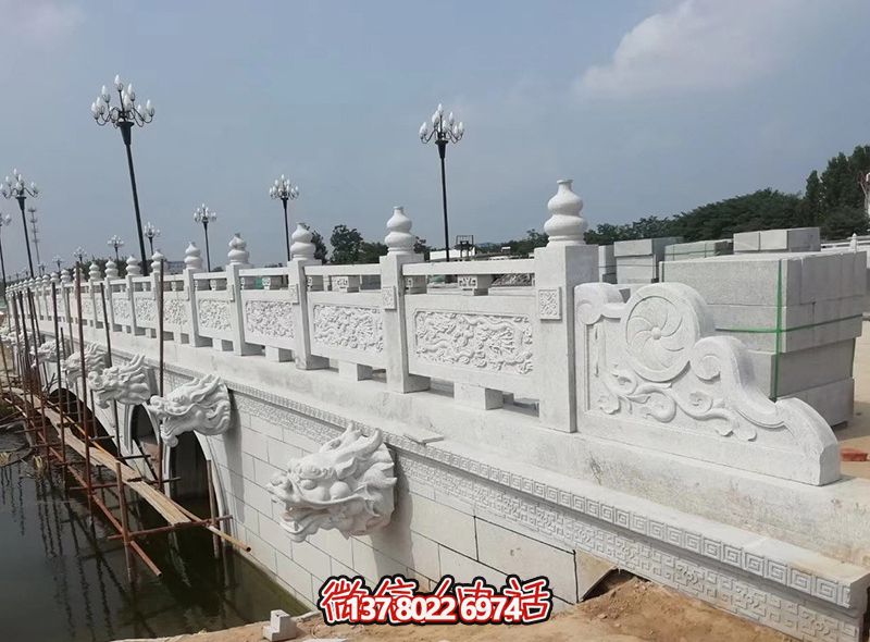 精美漢白玉石拱橋，融龍紋雕刻欄桿