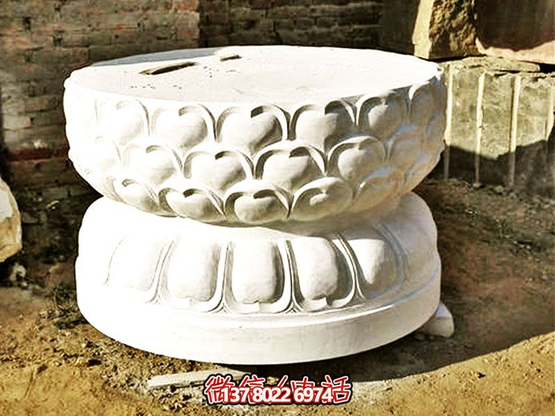 漢白玉制須彌座佛像，以精美圓形飾就古樸寺院