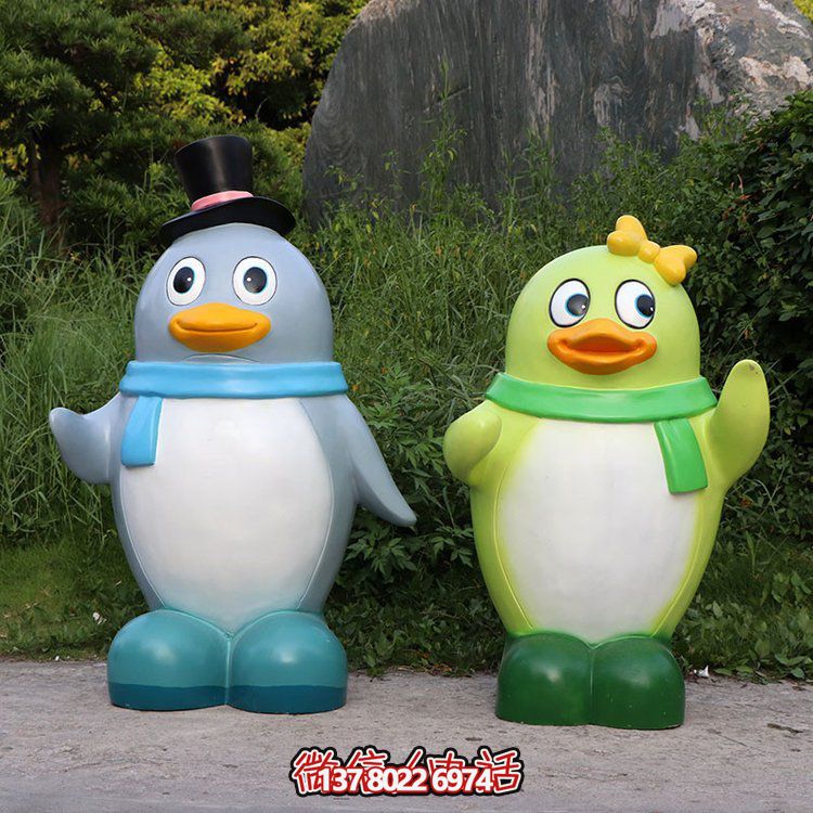 玻璃鋼彩繪企鵝景觀公仔，為幼兒園戶外擺件