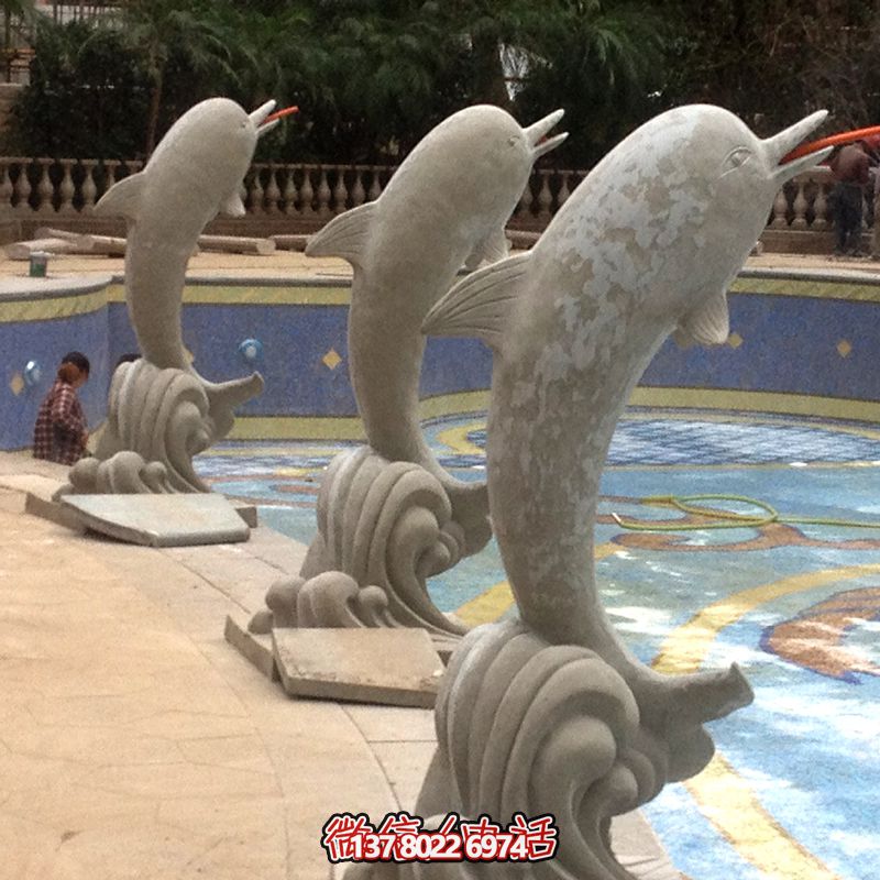 海邊的精美石雕雕塑，讓海豚伴你一起享受美食