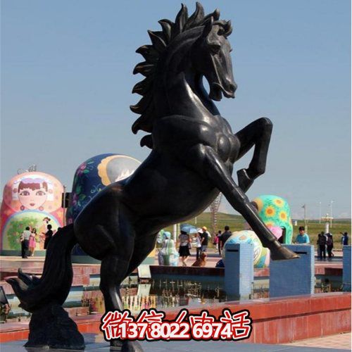 大型仿銅馬玻璃鋼雕塑，為廣場景觀增添無限精彩