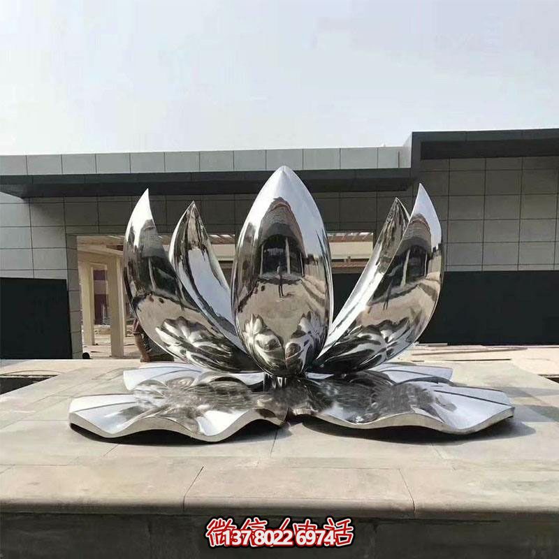 大型不銹鋼蓮花雕塑，鏡面反射景觀