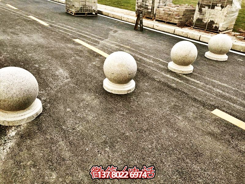 球形路障，為小學(xué)路邊擺放的安全隔離車