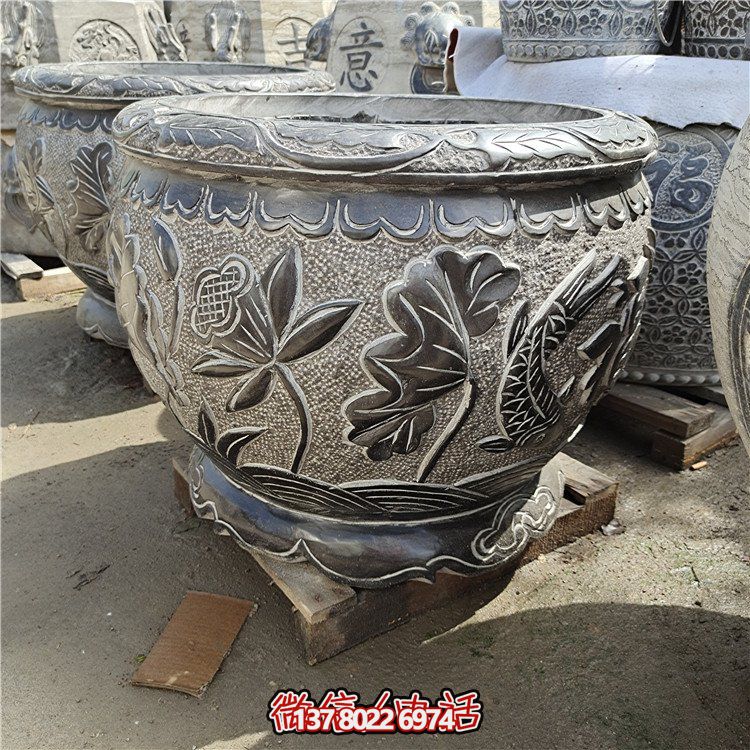 古建庭院蓄水缸，用青石點(diǎn)綴