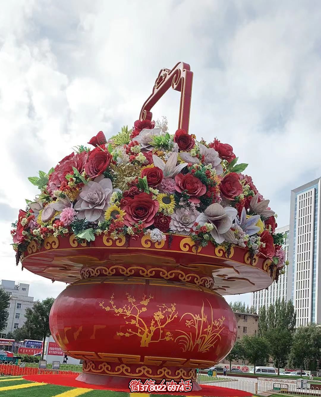 現(xiàn)代五彩花籃，給城市廣場帶來活力