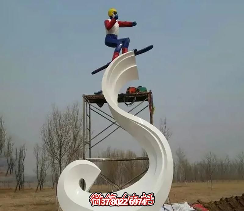 彩繪不銹鋼雕塑，把滑雪運動主題人物雕刻到廣場上