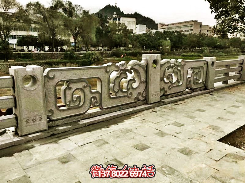 大理石石欄桿鏤空雕塑，讓湖邊的裝飾更加完美